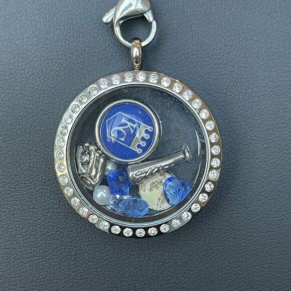Large Silver Tone Hinged Living Locket Style KC Royals Baseball Theme Charms - Picture 4 of 4